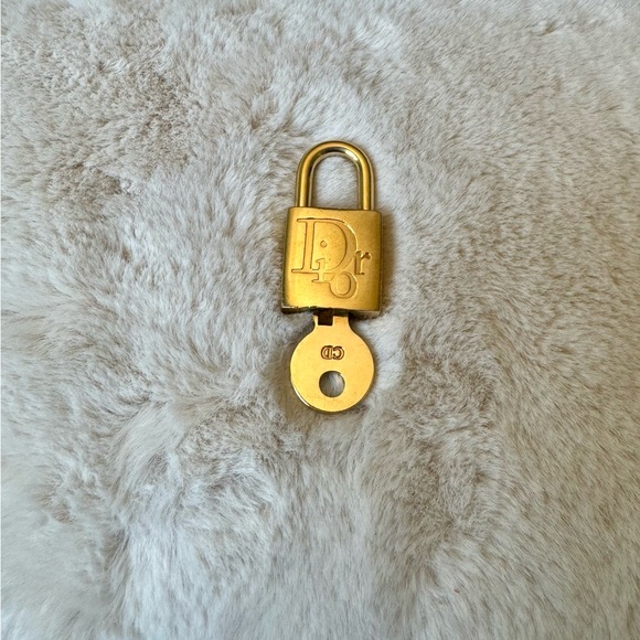 RARE DIOR LOCK AND KEY ๐ IN BEAUTIFUL GOLD CONDITION.๐ - Picture 3 of 3